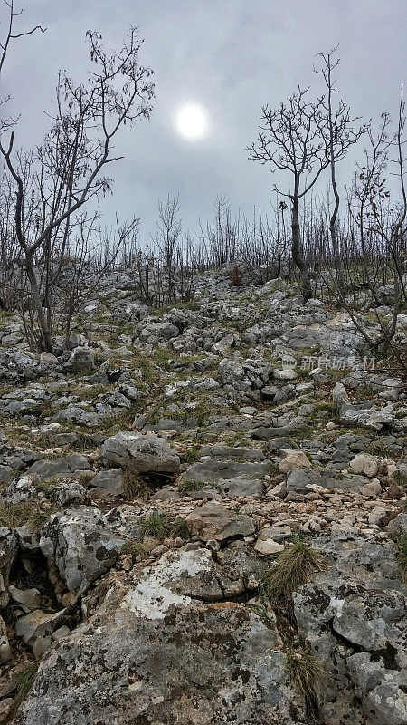 Cross Mountain, Mount Krizevac，乌云密布的天空，太阳，Medjugorje，波斯尼亚